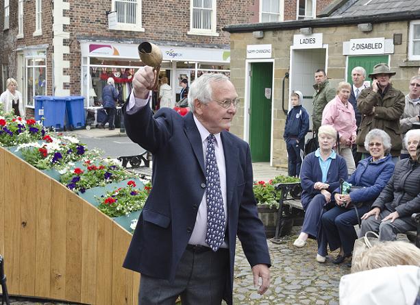 Eric Lee as a very impressive Bellringer