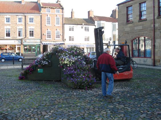 Dave begins to arrange the removal of the ziggurat. Picture taken on 09/09/2010.